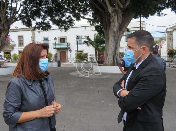 El alcalde de Telde, Héctor Suárez, conversa con la vicealcaldesa Carmen Hernández, en una imagen reciente captada en la plaza de San Juan (Foto TA)